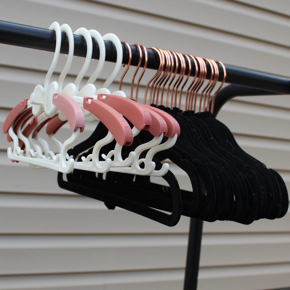 25 Kids Clothes Hangers - 5 Plastic Girls Bows Hanger / 20 Black Felt Hanger